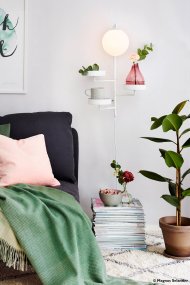 Astoria 62cm Blanc applique murale De Globen Lighting - Astoria allie fonctionnalit&eacute; et design et peut &ecirc;tre utilis&eacute; n&#39;importe o&ugrave;, d&#39;un couloir &agrave; un pi&eacute;destal en passant par une lampe de chevet.