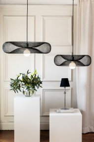 Torus Ø65 Noir suspension De Globen Lighting - Torus &auml;r en luftig och mjuk pendel tillverkad av galvaniserat svart metalln&auml;t.