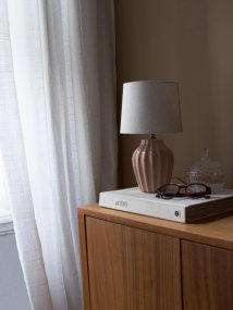 Lyon 32cm Rose lampe de table De PR Home - Gr&acirc;ce &agrave; son design styl&eacute; et accueillant, Lyon trouve sa place aussi bien sur une table d'appoint, une table de chevet ou pr&egrave;s d'une fen&ecirc;tre, o&ugrave; elle devient un &eacute;l&eacute;ment d&eacute;coratif et une source d'ambiance dans les int&eacute;rieurs classiques comme modernes.