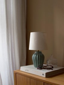 Lyon 32cm Turquoise lampe de table De PR Home - Grâce à son design raffiné et accueillant, Lyon trouve sa place aussi bien sur une table d'appoint, une table de chevet ou près d'une fenêtre, où elle devient un élément décoratif et une source d'ambiance dans les intérieurs classiques comme modernes.