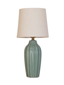 Lyon 40cm Turquoise lampe de table De PR Home - Gr&acirc;ce &agrave; son design raffin&eacute; et accueillant, Lyon trouve sa place aussi bien sur une table d'appoint, une table de chevet ou pr&egrave;s d'une fen&ecirc;tre, o&ugrave; elle devient un &eacute;l&eacute;ment d&eacute;coratif et une source d'ambiance dans les int&eacute;rieurs classiques comme modernes.