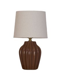 Lyon 32cm Brun lampe de table De PR Home - Gr&acirc;ce &agrave; son design styl&eacute; et accueillant, Lyon trouve sa place aussi bien sur une table d'appoint, une table de chevet ou pr&egrave;s d'une fen&ecirc;tre, o&ugrave; elle devient un &eacute;l&eacute;ment d&eacute;coratif et une source d'ambiance dans les int&eacute;rieurs classiques comme modernes.