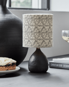Flores 30cm Noir De House Doctor - Ajoutez une touche de charme à votre maison avec cette lampe de table.