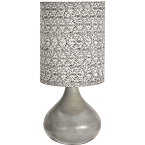 Florie 60cm Sable De House Doctor - La base en céramique dans un ton sable apaisant offre une base stable et élégante, tandis que l'abat-jour en lin avec un motif ethnique noir imprimé à la main crée une sensation unique et artistique.