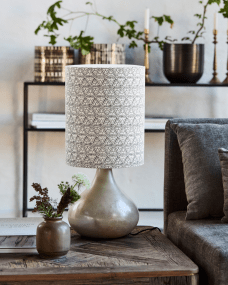 Florie 60cm Sable De House Doctor - La base en céramique dans un ton sable apaisant offre une base stable et élégante, tandis que l'abat-jour en lin avec un motif ethnique noir imprimé à la main crée une sensation unique et artistique.