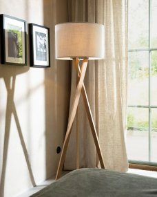 Vega Chêne/blanc lampadaire De By Rydéns - L'abat-jour en tissu blanc s'harmonise parfaitement avec la teinte chaude du ch&ecirc;ne et diffuse une lumi&egrave;re douce et agr&eacute;able.