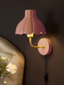 Wells 35cm rose foncé lampe de lecture De PR Home - Inspir&eacute;e par l'&eacute;closion des p&eacute;tales de fleurs, cette collection conf&egrave;re &agrave; la lampe un design &agrave; la fois ludique et &eacute;l&eacute;gant.