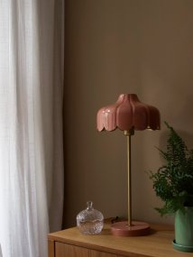 Wells 50cm rose foncé lampe de table De PR Home - La lampe de table en m&eacute;tal Wells apporte une touche de fra&icirc;cheur et de romantisme &agrave; votre int&eacute;rieur.