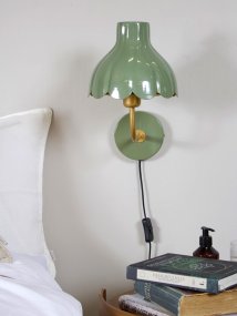 Wells 35cm Vert mousse lampe de lecture De PR Home - Avec ses formes f&eacute;minines et ses couleurs harmonieuses, Wells apporte personnalit&eacute; et &eacute;l&eacute;gance &agrave; votre int&eacute;rieur.
