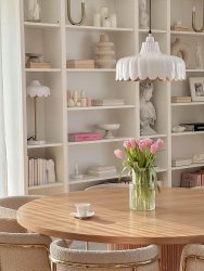 Wells 50cm Blanc lampe de table De PR Home - Chaque &eacute;cran est fabriqu&eacute; &agrave; la main et de l&eacute;g&egrave;res variations de hauteur et de largeur peuvent survenir.