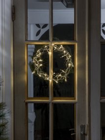 Couronne LED Ø30 Argent De Konstsmide - D'un diam&egrave;tre de 30 cm, cette guirlande est une magnifique d&eacute;coration &agrave; suspendre &agrave; une fen&ecirc;tre ou &agrave; un mur, apportant une touche de confort suppl&eacute;mentaire durant les mois les plus sombres.