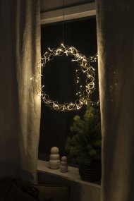 Couronne LED Ø45 Or De Konstsmide - D'un diam&egrave;tre de 45 cm, cette guirlande est une magnifique d&eacute;coration &agrave; suspendre &agrave; une fen&ecirc;tre ou &agrave; un mur, apportant une touche de confort suppl&eacute;mentaire durant les mois les plus sombres.