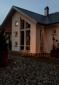 Sapin De Noël En Métal 1,8m Noir De Konstsmide - Ce sapin de No&euml;l en m&eacute;tal avec &eacute;toiles et &eacute;clairage LED int&eacute;gr&eacute; est une interpr&eacute;tation &eacute;l&eacute;gante et moderne du sapin de No&euml;l classique.