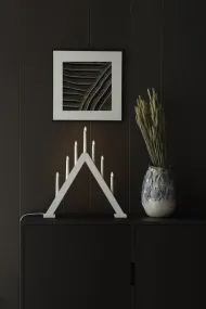 Candelabra 7 Lights Blanc De Konstsmide - Offrez &agrave; votre maison une atmosph&egrave;re de No&euml;l intemporelle et &eacute;l&eacute;gante avec cet &eacute;l&eacute;gant bougeoir de l'Avent en bois laqu&eacute; blanc mat.