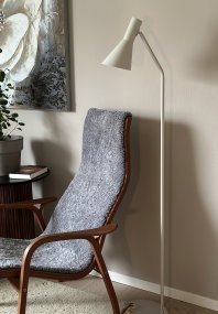 Ceres Sable lampadaire De Aneta Lighting - Le lampadaire CERES a un design &eacute;l&eacute;gant et intemporel avec des lignes droites et claires dans une couleur sable &eacute;l&eacute;gante.