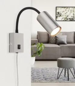 Robby Nickel lampe de lecture De Globo Lighting - Robby &auml;r en klassisk, kompakt v&auml;gglampa tillverkad i svart plast och matt nickelmetall, vilket ger en stilren och modern look.