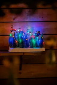Père Noël Avec Un Traîneau Multicolore De Konstsmide - D&eacute;coration de No&euml;l avec le P&egrave;re No&euml;l dans un tra&icirc;neau volant au-dessus des sapins enneig&eacute;s.
