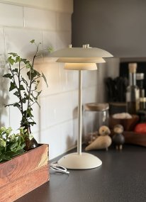 Epsilon 37cm Beige portable De Aneta Lighting - Epsilon est une &eacute;l&eacute;gante lampe de table d'int&eacute;rieur portable au design intemporel, dot&eacute;e d'un variateur tactile discr&egrave;tement fix&eacute; sur sa base.