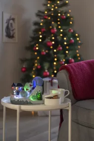 Décoration De Noël Mécanique Avec Piste De Ski Multicolore De Konstsmide - Avec des personnages joyeux, des batailles de boules de neige, de la luge et un igloo, il cr&eacute;e une aventure hivernale pleine de mouvement, 8 lumi&egrave;res LED lumineuses et 8 chants de No&euml;l atmosph&eacute;riques.