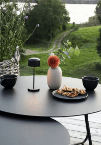 Lille 20cm Noir portable De Konstsmide - La lampe est équipée d'un variateur tactile pour que vous puissiez régler la luminosité et la température de couleur du jaune chaud au blanc chaud.