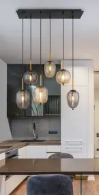 Blacky 80cm Ambre De Globo Lighting - De sex r&ouml;k- och amberf&auml;rgade glasgloberna i olika former h&auml;nger fr&aring;n en svart, rektangul&auml;r takplatta och kan justeras upp till 120 cm fr&aring;n taket.