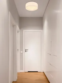 Ava Ø44 Blanc plafonnier De Globo Lighting - Den vackra sk&auml;rmen kl&auml;dd i vackert sandf&auml;rgat textil, vilket g&ouml;r lampan l&auml;tt att kombinera med olika inredningsstilar.