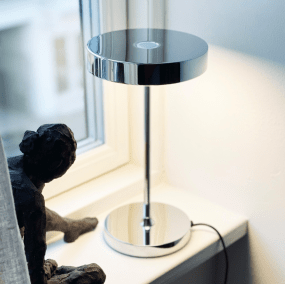 Starlight 25cm Chrome lampe de table De Dyberg Larsen - Med inbyggd LED och tre ljusstyrkor, som dimras med 3-stegsdimmern p&aring; lamphuvudet, anpassar den sig enkelt efter olika behov &ndash; fr&aring;n st&auml;mningsfullt sken till fokuserat ljus.