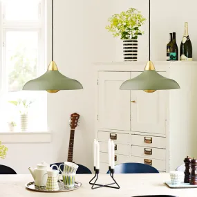 Urban Wide Ø36 Vert olive De Superliving - Le design unique et incurvé émet une lumière douce et directionnelle et crée une atmosphère haut de gamme dans la salle à manger, la cuisine ou le salon.