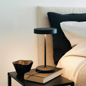 Starlight 25cm Noir lampe de table De Dyberg Larsen - Med inbyggd LED och tre ljusstyrkor, som dimras med 3-stegsdimmern p&aring; lamphuvudet, anpassar den sig enkelt efter olika behov &ndash; fr&aring;n st&auml;mningsfullt sken till fokuserat ljus.