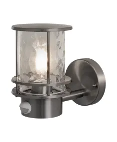 Post Sensor Acier inoxydable lampe d’extérieur De Ledvance - Fabriqu&eacute; en acier inoxydable avec un d&ocirc;me en verre transparent &agrave; l'aspect martel&eacute;, il offre un beau jeu de lumi&egrave;re et cr&eacute;e une atmosph&egrave;re accueillante.