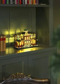 Décoration De Noël Mécanique Avec Gare 25cm Multicolore De Konstsmide - Superbe gare avec des personnages en mouvement, 15 lumi&egrave;res LED blanc chaud et de la musique de No&euml;l int&eacute;gr&eacute;e qui donne vie &agrave; votre village de No&euml;l.