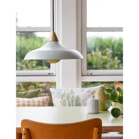 Urban Wide Ø36 Vert clair suspension De Superliving - Le design unique et incurv&eacute; &eacute;met une lumi&egrave;re douce et directionnelle et cr&eacute;e une atmosph&egrave;re haut de gamme dans la salle &agrave; manger, la cuisine ou le salon.