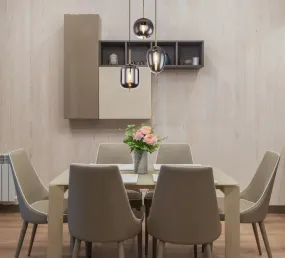 Blacky Ø46 Laiton De Globo Lighting - Den best&aring;r av en rund m&auml;ssingsf&auml;rgad metallplatta, fr&aring;n vilken tre svarta kablar med r&ouml;kf&auml;rgade glasglober i olika former h&auml;nger.