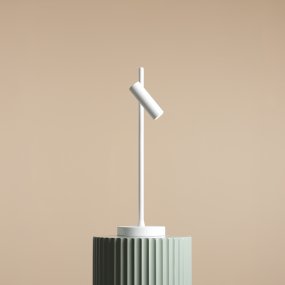 Trevo 54cm Blanc lampe de bureau De Artera - La lampe de table Trevo est fabriquée en métal et offre un design moderne et fonctionnel.