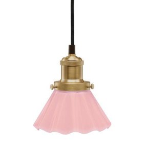 August Ø15 Rose lampe de fenêtre De PR Home - La suspension August est une petite lampe de cordonnier classique avec un abat-jour rose ondul&eacute; et un abat-jour en m&eacute;tal effet laiton.