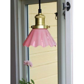 August Ø15 Rose lampe de fenêtre De PR Home - La suspension August est une petite lampe de cordonnier classique avec un abat-jour rose ondul&eacute; et un abat-jour en m&eacute;tal effet laiton.