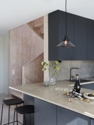 August Ø25 Noir lampe de fenêtre De PR Home - La lampe est livr&eacute;e avec un c&acirc;ble textile noir de 3 m&egrave;tres de long et dispose d'une prise murale et d'un interrupteur d'alimentation.