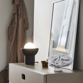 Up 13cm Anthracite lampe de table De CO Bankeryd - La lampe de table Up a un design jeune et scandinave, où la lumière dirigée devient un élément décoratif de la forme de la lampe.