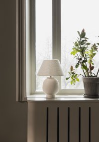 Lorenzo 46cm Beige lampe de table De Globen Lighting - Ses formes arrondies et ergonomiques, ainsi que ses dimensions g&eacute;n&eacute;reuses, font de Lorenzo un &eacute;l&eacute;ment d&eacute;coratif central, id&eacute;al pour une grande table d'appoint, une console ou un bureau.