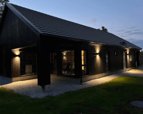 Lot Reko II Noir lampe d’extérieur De Westal - Lot Reko II est une série de luminaires en aluminium moulé sous pression avec un revêtement en poudre résistant à la corrosion.