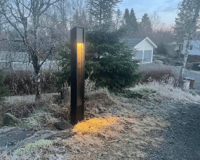 Trius 100cm Anthracite bornes De Westal - En accessoires, il existe des marqueurs pour l'encastrement dans le béton ainsi qu'un adaptateur de fondation pour l'installation dans des fondations de 108 mm.