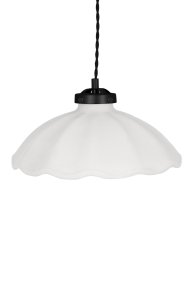 Alva Ø30 Blanc suspension De Globen Lighting - La partie sup&eacute;rieure entourant la c&eacute;ramique est en m&eacute;tal noir et est compl&eacute;t&eacute;e par un c&acirc;ble textile torsad&eacute; noir de 120 cm de long et un bo&icirc;tier de plafond en plastique noir.