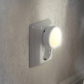 Veilleuse Sensor LED Blanc lampe pour enfant De Star Trading - Son capteur intégré détecte l'obscurité et allume automatiquement la lampe – idéale pour une utilisation nocturne.