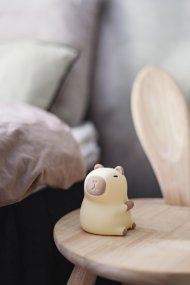 Capybara Blanc lampe pour enfant De Star Trading - Cette lampe tactile s'allume et s'&eacute;teint d'une simple pression, et permet &eacute;galement de choisir parmi diff&eacute;rentes couleurs.