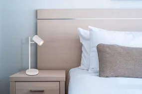 James 35cm Blanc lampe de bureau De Globo Lighting - James &auml;r en modern och funktionell bordslampa som imponerar b&aring;de estetiskt och tekniskt.