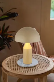 Atoma 40cm Sable lampe de table De Globo Lighting - Sk&auml;rmen i matt, sandf&auml;rg och vitt skapar en harmonisk kontrast och ger en behaglig ljusspridning.