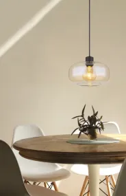 Giuseppe Ø28 Ambre suspension De Globo Lighting - Lampan &auml;r tillverkad av svart metall och har en vackert formad b&auml;rnstensf&auml;rgad glassk&auml;rm.