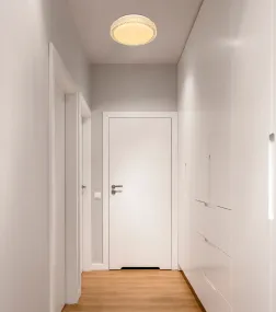 Ovi Ø30 Blanc plafonnier De Globo Lighting - Kombinationen av vit metall, glittrande dekordetaljer och klara plastkristaller g&ouml;r den till en riktig blickf&aring;ngare.