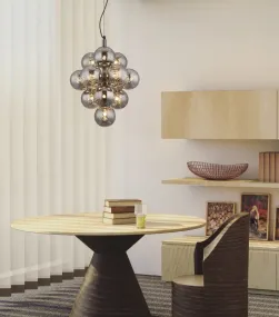 Conor Ø40 Couleur fumée suspension De Globo Lighting - Den har 13st dekorativa rökfärgade glaskupor som alla omfamnar en ljuskälla vilket skapar en fin och harmonisk ljusspridning i rummet.