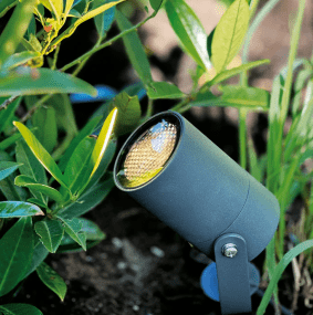 Luna Start Gris foncé De Lightson - Det ing&aring;r en st&ouml;rre transformator f&ouml;r att kunna bygga ut ditt system i framtiden, en 5m grenkabel och 2st m&ouml;rkgr&aring; Luna markspottar.